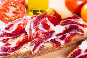 Bread with tomato and ham