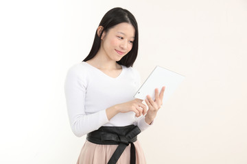 Naklejka premium タブレットを持つ女性