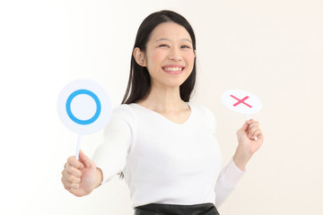 ◯×プレートを持つ女性