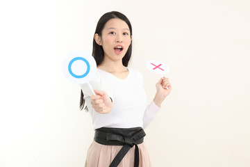 ◯×プレートを持つ女性