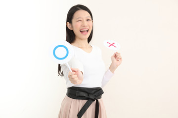 ◯×プレートを持つ女性