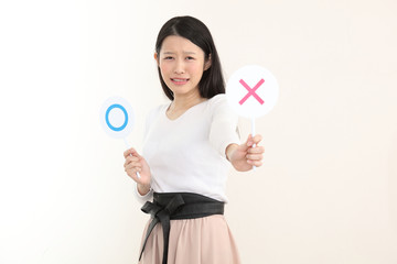 ◯×プレートを持つ女性