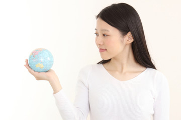 地球儀を持つ女性