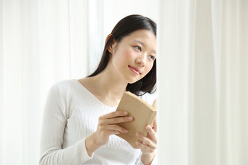 読書する女性
