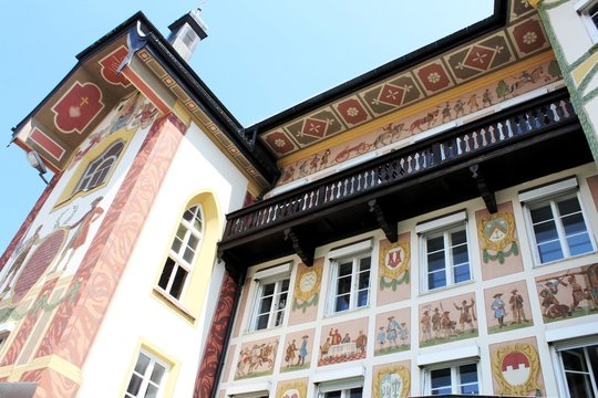 Historisches Gebäude (Marienstift) mit Lüftlmalerei in Bad Tölz, Bayern