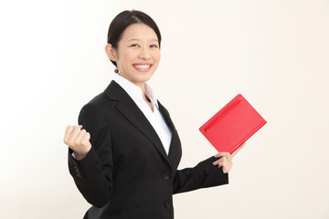 手帳を持つ女性