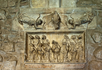 Relief im romanischen Kreuzgang (12. bis 14. Jahrhundert) der ehemaligen Kathedrale, heute Pfarrkirche Ste-Eulalie-et-Ste-Julie d’Elne,  Elne, Languedoc-Roussillon, Südfrankreich, Frankreich, Europa