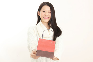 Fototapeta premium プレゼントを渡す女性