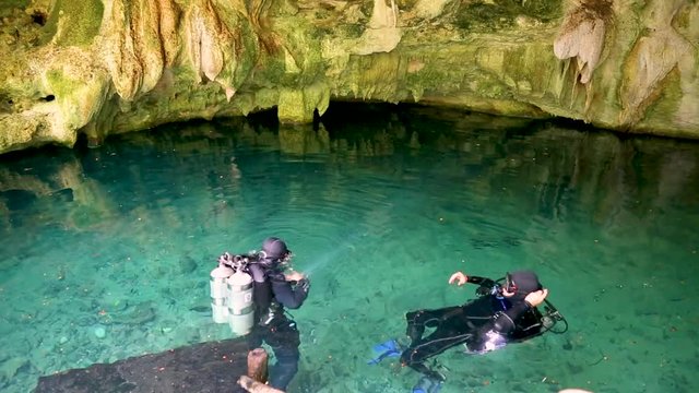 Дайверы плывут под водой в голубом озере пещера мечты ворота Сенот возле Дос Охос Мексика Юкатан