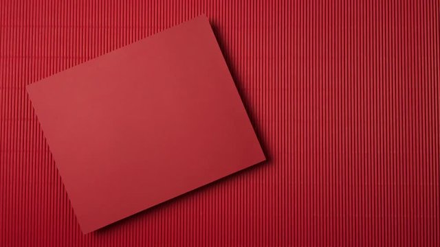 Sobre fondo rojo aparecen cuadrados en tonos rojos.