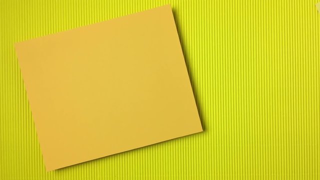 Sobre fondo amarillo aparecen cuadrados en tonos amarillos.