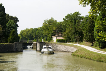 Hausboot auf dem Canal du Midi, Südfrankreich nach der Durchfahrt durch eine Schleuse