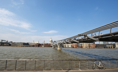 Millenium Bridge, hinten St. Paul's Cathedral, Themse, London, England, Grossbritannien, United Kingdom, Vereinigtes Königreich, UK, GB
