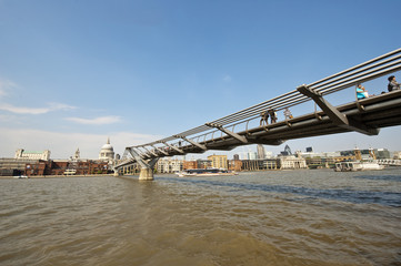 Millenium Bridge, hinten St. Paul's Cathedral, Themse, London, England, Grossbritannien, United...