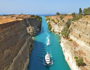 Boats on the Corinth Canal  in Greece - obrazy, fototapety, plakaty