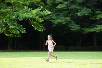 芝生で遊ぶ女の子