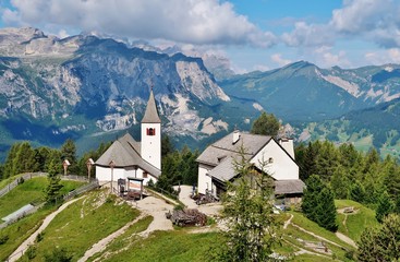 Fototapeta na wymiar Wallfahrtskirche Heiligkreuz, Alta Badia, Südtirol