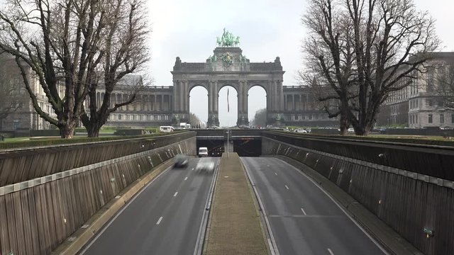 Traffic under the Triumphal Arch in Parc du Cinquantenaire (Jubelpark)