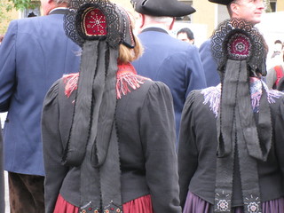 Frauen in fränkischer Tracht mit typischen Hauben beim traditionellen Fürther Erntedankfestzug.