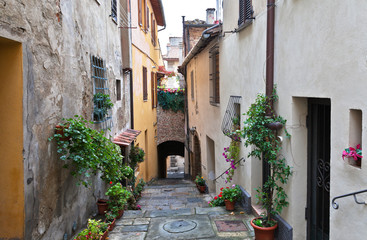 Fototapeta na wymiar Italy. Tuscany. Traditional Italian narrow cozy streets with flowers in the medieval town of Montepulciano