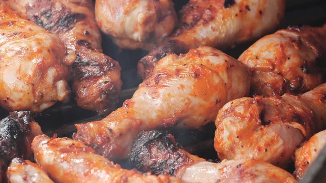UHD shot of the chicken drumsticks on the grill