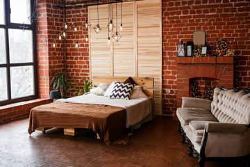 Prosta sypialnia z podwójnym łóżkiem, ścianą z czerwonej cegły i dużym oknem - 214355040