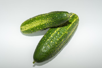 2 Gurken isoliert auf weiß
