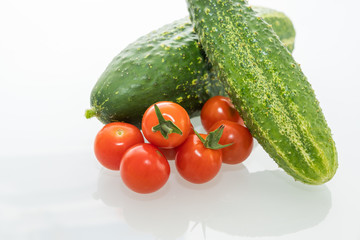 Gurke und Tomaten isoliert auf weiss
