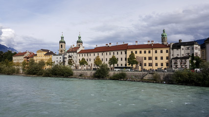 Obraz premium Innsbruck, Tirol/Austria - September 18 2017: View on the river Inn and the first building of the inner city of Innsbruck