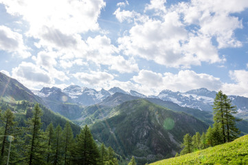 Obraz premium Panoramiczny widok na alpejską dolinę Gressoney Monte Rosa