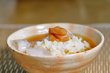 もち麦ご飯の冷しウーロン茶漬け、梅干しをトッピング