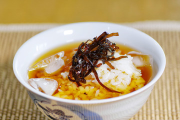 もち麦ご飯の冷しウーロン茶漬け、昆布の佃煮をトッピング