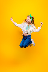 Obraz premium jumping cheerful girl