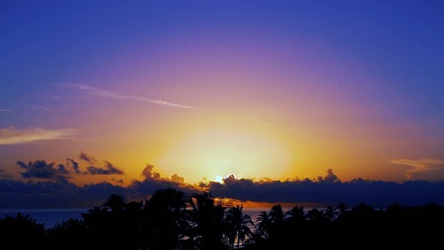 Восход солнца в облаках над Карибским морем, Куба