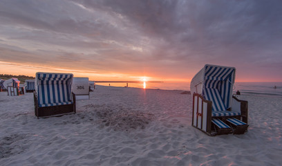Naklejka premium strandkörbe im abendrot