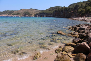 Fototapeta na wymiar Rivage mer méditerranée eau transparente et rivage rocailleux espagne costa brava