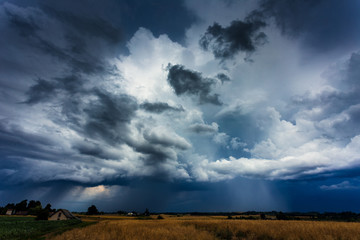 Image d& 39 un nuage d& 39 orage prise en Lituanie