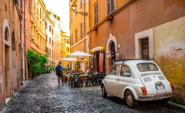 Fototapeta Przytulna ulica w Trastevere, Rzym, Europa. Trastevere to romantyczna dzielnica Rzymu, wzdłuż Tybru w Rzymie. Atrakcja turystyczna Rzymu.