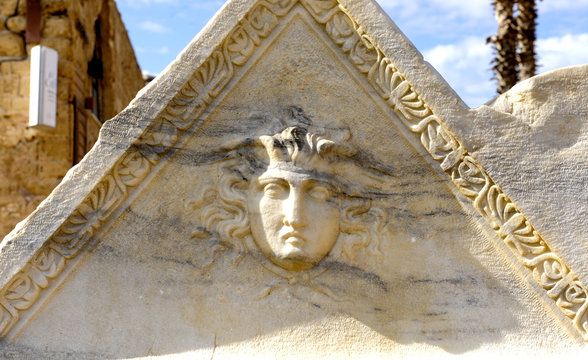 Sarkophag mit Gorgonenhaupt, 2./3. Jh. n. Chr., Caesarea, Vorderasien, Naher Osten, Israel