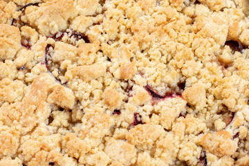 Nahaufnahme eines Pflaumenkuchens mit Streuseln