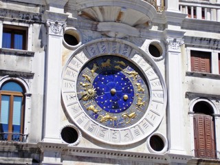 Зодиакальные часы/ Часы с символами зодиакальных знаков на циферблате на фасаде одного из зданий в Венеции - 214370885