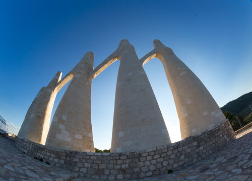 a monument devoted to the Souliotisses who in 1803 committed suicide by jumping on the gulf to avoid capture by the Turks, preveza, zalogogo, greece