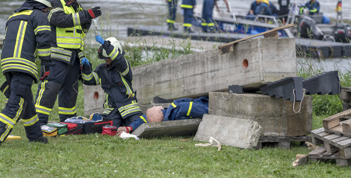 Feuerwehr Bergung Rettung Versorgung nach Explosion