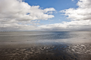 Obraz premium Blick vom Weltausstellungsgelände Parque das Nacoes aus über den Rio Tejo zur Straßenbrück Ponte Vasco da Gama, Lissabon; Lisboa; Portugal