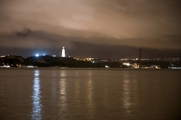 Brücke Ponte 25 de Abril über den Rio Tejo und Statue Cristo Rei,  Lissabon; Lisboa; Portugal