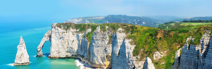 Picturesque panoramic landscape on the cliffs of Etretat. Natural amazing cliffs. Etretat, Normandy, France, La Manche or English Channel. Coast of the Pays de Caux area in sunny summer day - obrazy, fototapety, plakaty