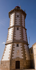 Fototapeta na wymiar Leuchtturm Farol da Guia an der Steilküste bei Cascais, Bezirk Lissabon; Lisboa; Portugal