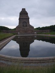 Völkerschlachtdenkmal mit Spiegelung