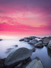 Amanecer rojo en la cala de las rocas planas