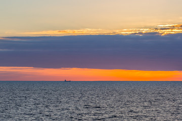 Obraz premium Sunset over the sea and the ship